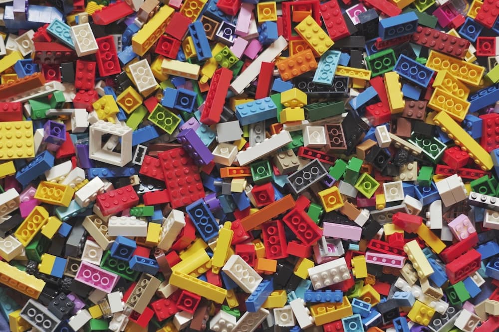 Bloques de construcción de distintos colores para jugar y crear